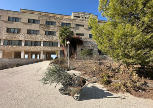 ينفذ المشروع الانشائي العربي أسبوعاً تطوعيا لتنظيف وتقليم وعزق الارض وازالة الاعشاب وزراعة الأشجار المثمرة في مدرسة دار اليتيم العربي في القدس.