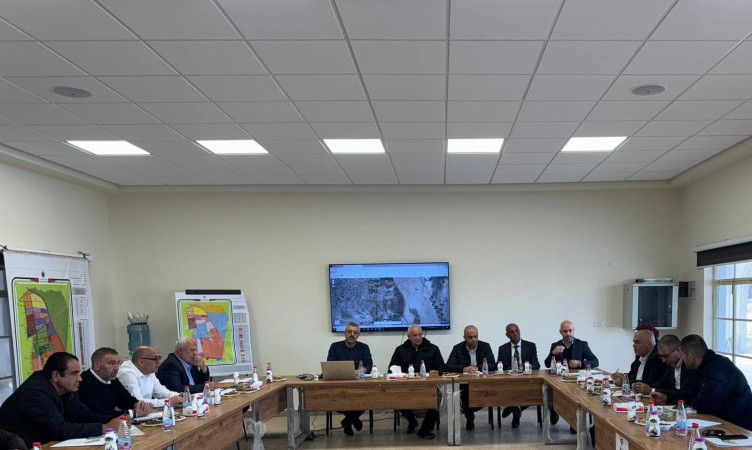 تسليم الهيئة الإدارية المؤقتة لجمعية المشروع الإنشائي العربي في أريحا بحضور رسمي